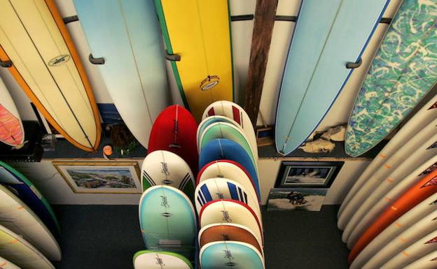 Detenido en Gijón por robar del garaje dos tablas de surf a su vecina